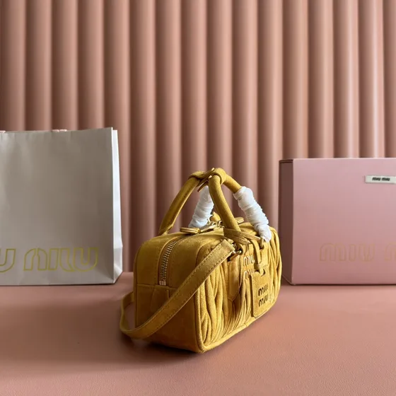 Miu Miu Matelassé Nappa หนัง Top-Handle Mini Bag สีเหลือง Top Handle