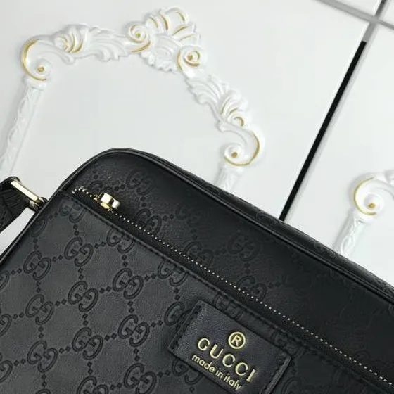 Gucci 33228-2 Noir GG embossed 27x18x7cm messenger