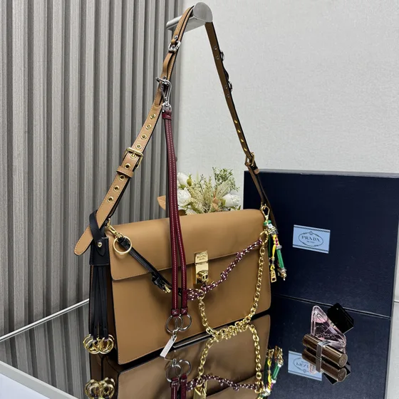 Prada Soft Sound Sac épaule With Charms Caramel Marron Sac épaule