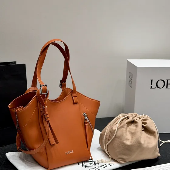 Loewe Hammock Flip أبيض Shoulder Bag