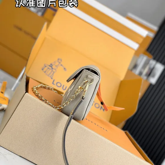 Louis Vuitton Wallet On Chain Ivy رمادي بيج Woc