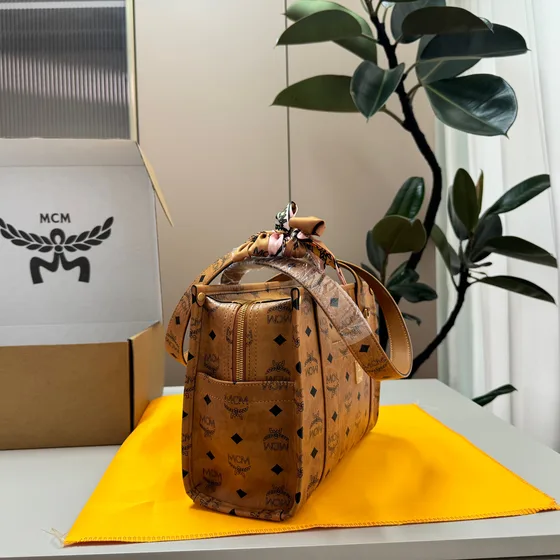 MCM Toni Visetos Tote Cognac/بني Tote Bag