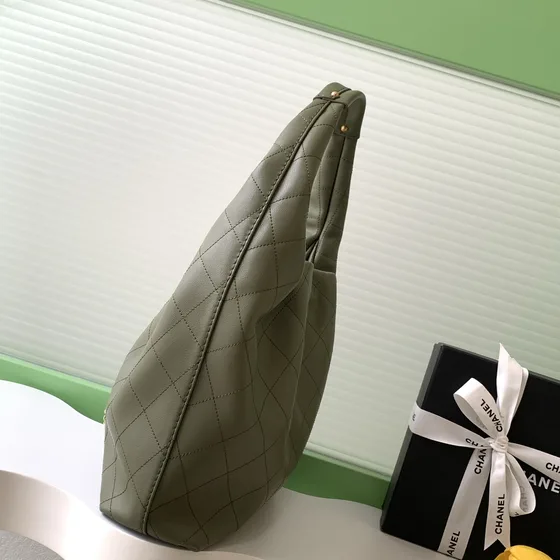 Chanel Diamond-Quilted Hobo Bag Olive Green Hobo
