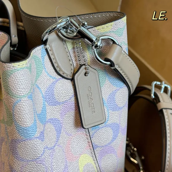 Coach Rowan Bolso cubo Pastel Rainbow Signature Crossbody