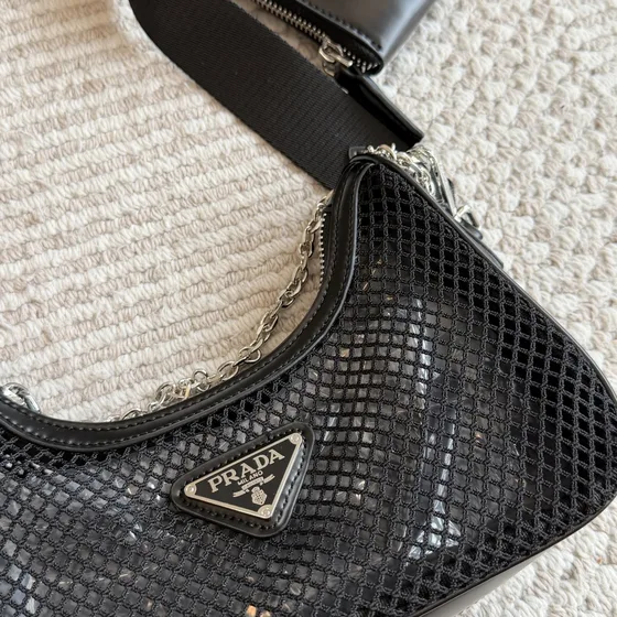 Prada Re-Edition 2005 Skuldertaske With Etui Sort Skuldertaske
