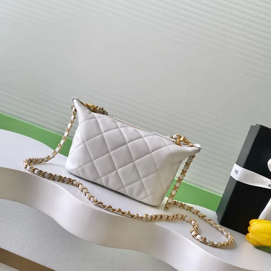 Chanel Pearl Chain Hobo Trắng Hobo