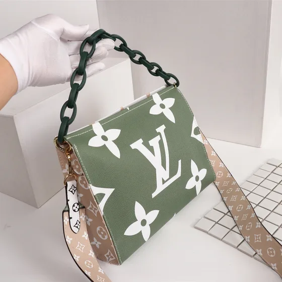 Louis Vuitton Toiletry Etui On Chain Grün Crossbody