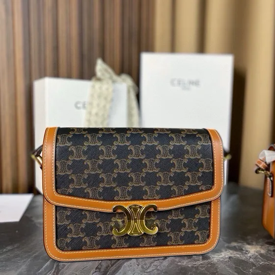 Celine Triomphe Tan With Triomphe Lerret Flapveske