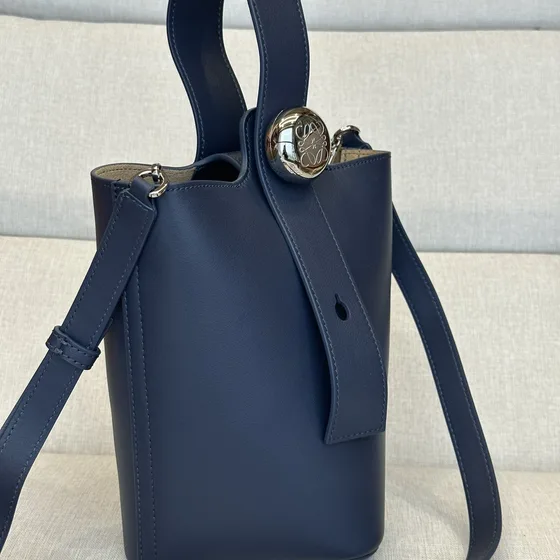 Loewe Mini Pebble Bucket Bag สีน้ำเงินเข้ม สีฟ้า Crossbody