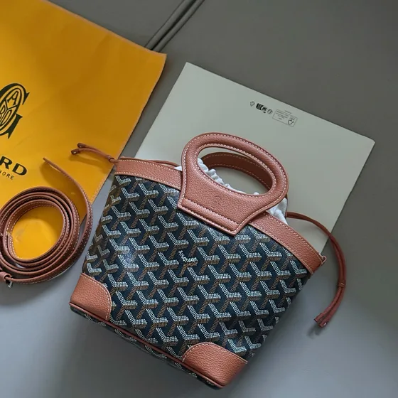 Goyard Beluga Mini สีน้ำเงินเข้ม/สีน้ำตาล Tote Bag