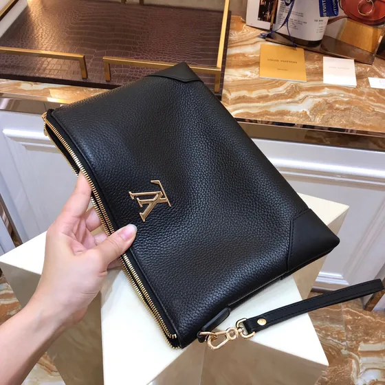 Louis Vuitton Pochette Đen Pouch