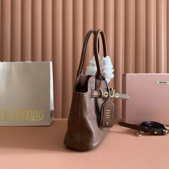 Miu Miu Nappa Couro Alça superior Bag With Hook Buckle Marrom Alça superior
