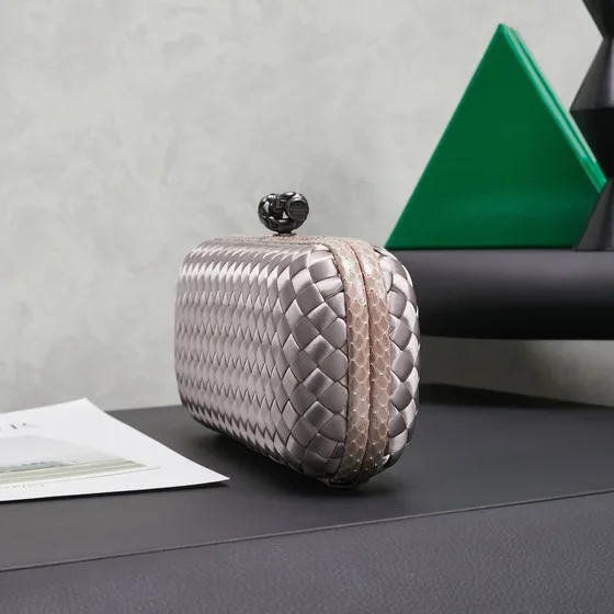 Bottega Veneta Intrecciato Satin Knot Clutch Prateado Clutch