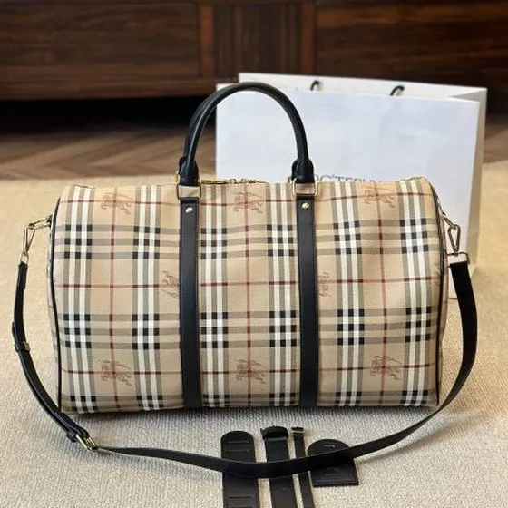 Burberry Voyage Beige Nova Check travel