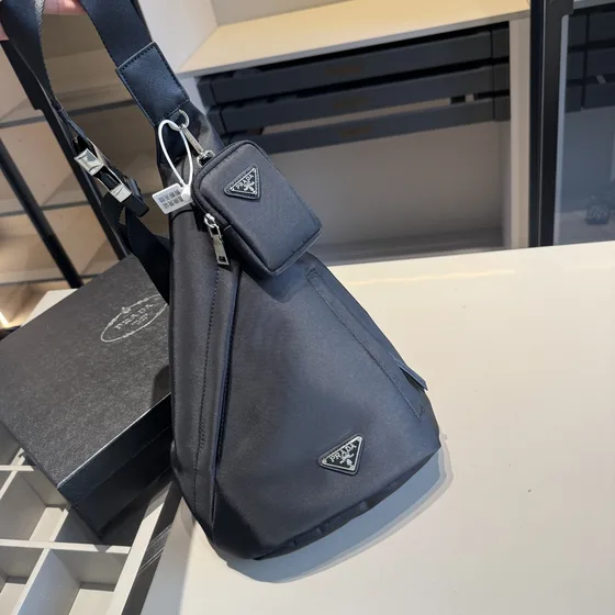 Prada Re-Nailon Triangle Sling Bag Negro Crossbody