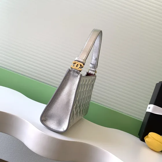 Chanel Quilted Trapezoid Сумка на плечо Серебристый Сумка на плечо