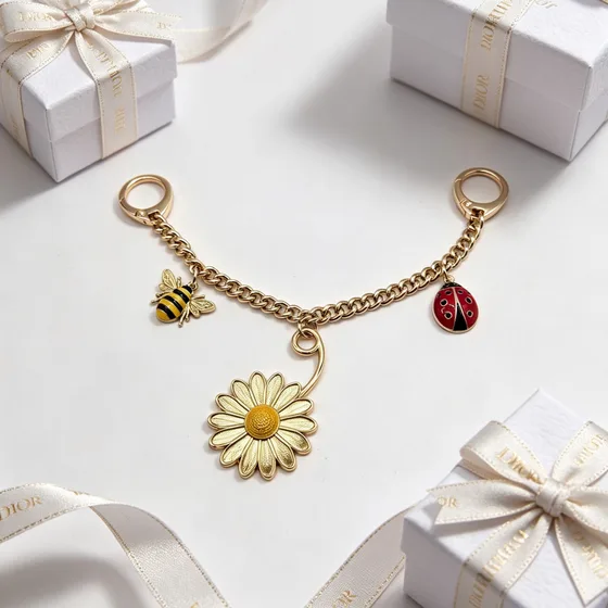 Dior Toile De Jouy L'Abeille Bag Charm Chain Guld Etui