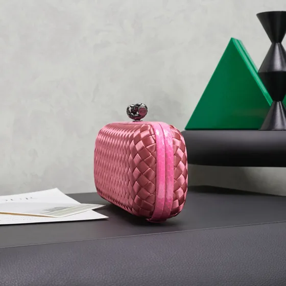Bottega Veneta Intrecciato Satin Knot Clutch Merah muda Clutch