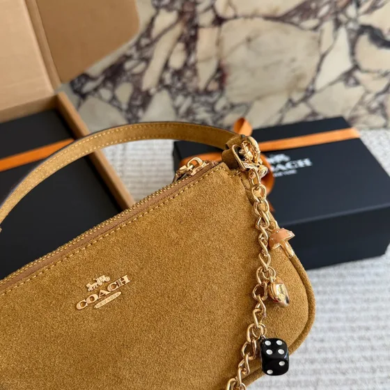 Coach Camurça Charm Shoulder Bolsa transversal Light Marrom Crossbody