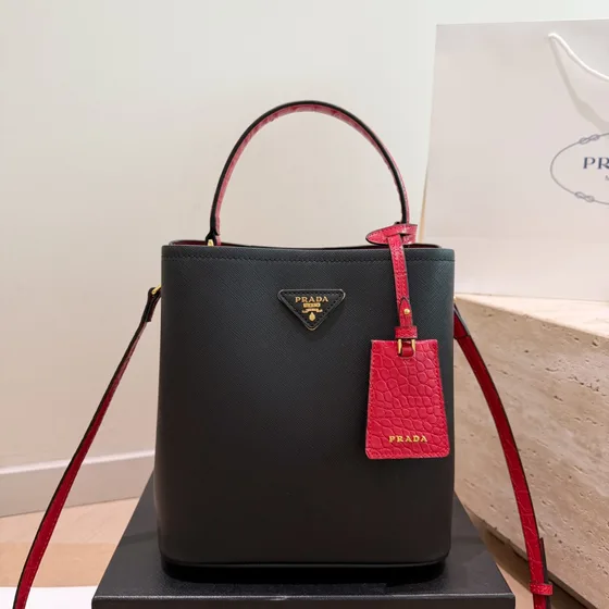 Prada Medium Panier Saffiano Læder Spandtasketur Sort With Rød Accents Tophåndtag;Crossbody