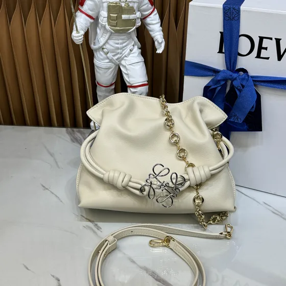 Loewe Flamenco Purse สีขาว Shoulder Bag