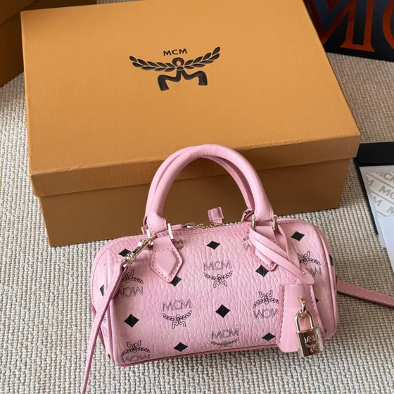 MCM Essential Boston Bag In Visetos Rosa Henkel