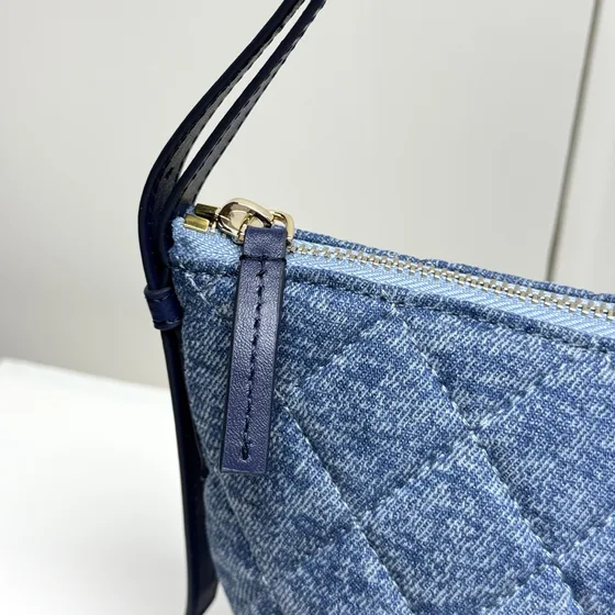 Chanel Quilted Denim Hobo Light Blå Hobo