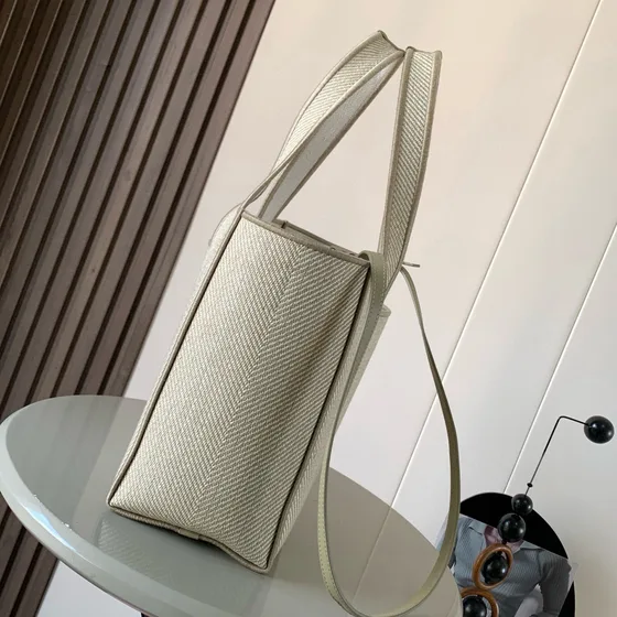 Loewe Medium Loewe Font Tote In ผ้าใบ สีครีม Tote Bag