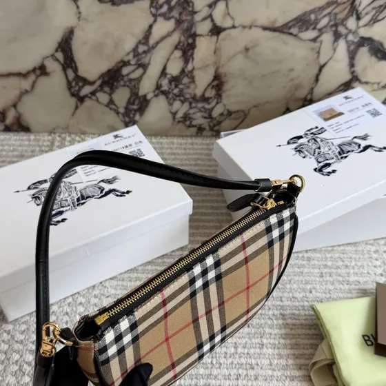 Burberry Vintage Check Shoulder Bag Be Plaid/Đen Shoulder Bag