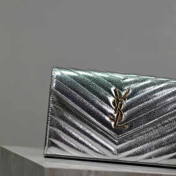 YSL Cassandre Matelassé Chevron Envelope Brieftasche On Chain Metallic Silber Woc