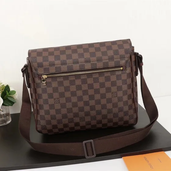 Louis Vuitton District Mm สีน้ำตาล Crossbody