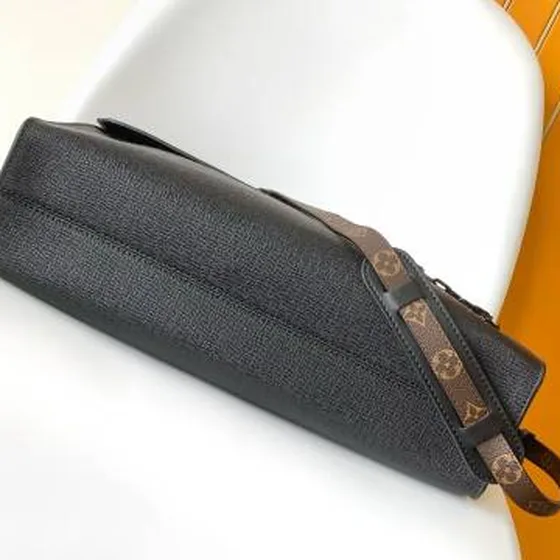 Louis Vuitton Steamer أسود Taiga with Monogram 40 x 34 x 10 cm business