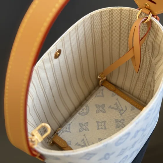 Louis Vuitton Atlantis Bb Light Blå Axelväska