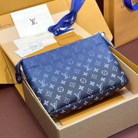 Louis Vuitton Pochette Voyage Souple Monogram Eclipse 32 x 21 x 8 everyday