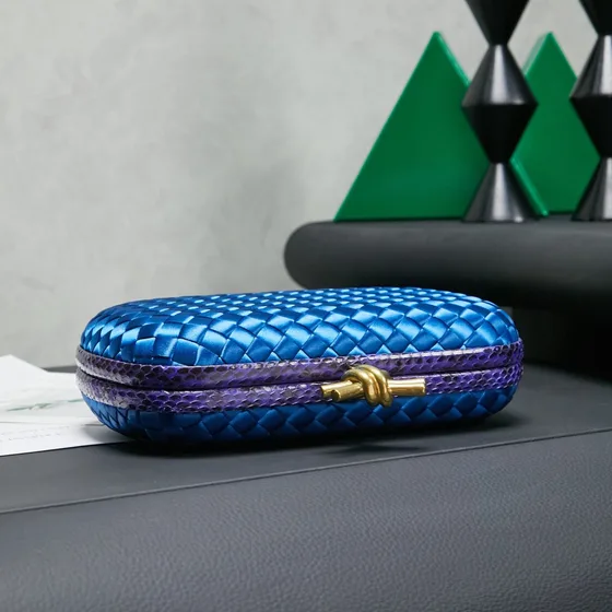 Bottega Veneta Intreccio Satin Knot Clutch Azul Clutch