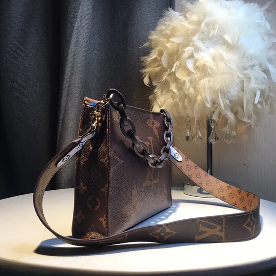 Louis Vuitton Toiletry Pouch สีน้ำตาล Crossbody