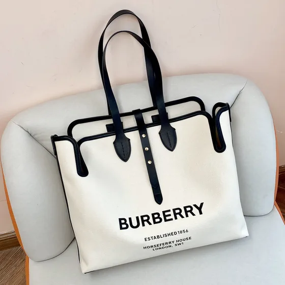 Burberry Horseferry Print Tote أبيض/أسود Tote Bag