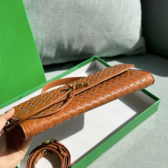 Bottega Veneta Small Handle Satchel Bruin Bovenhandgreep