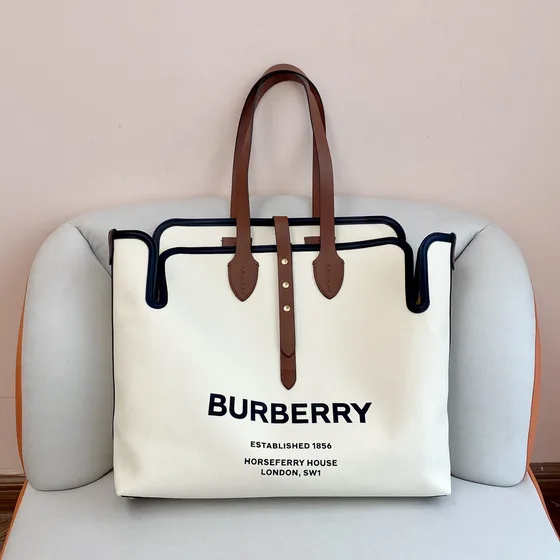 Burberry Horseferry Print Kanvas Tote Putih Tote Bag