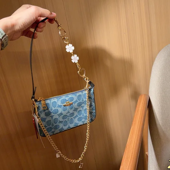 Coach Large Wristlet 19 In Signature Chambray Light Blau 19*11 Schultertasche