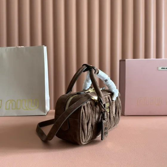 Miu Miu Matelassé Daim Anse supérieure Boston Bag Marron Anse supérieure