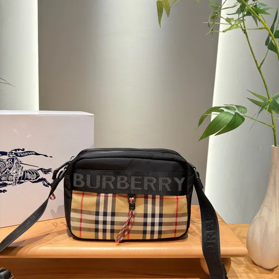 Burberry Check Detail Nylon Crossbody-Tasche Schwarz Crossbody