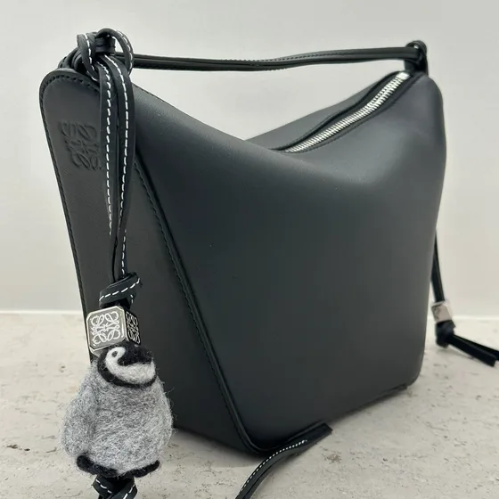Loewe Penguin Bag Charm Grau/Schwarz Etui