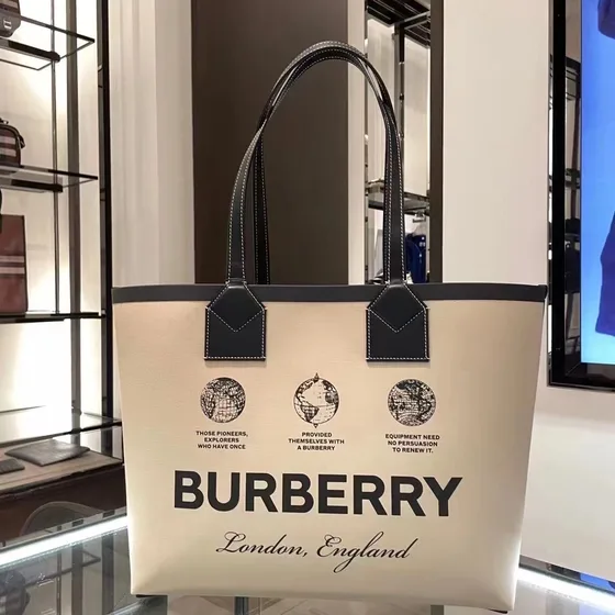 Burberry Reversible Tote สีครีม/Archive สีครีม Check Tote Bag