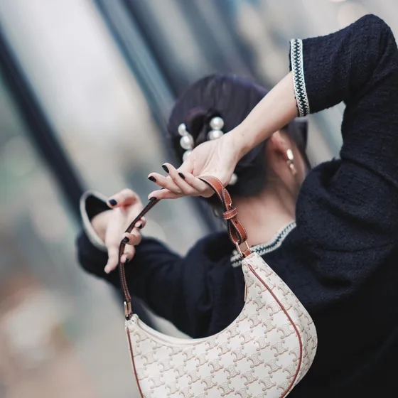 Celine Ava Triomphe Blanco Beige Hobo