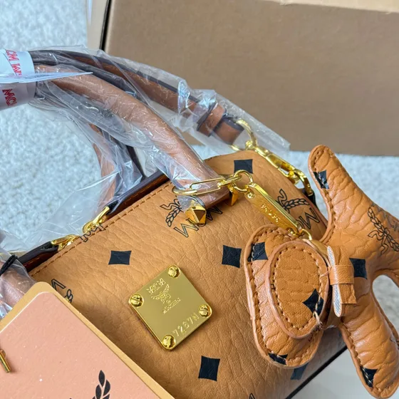 MCM Essential Visetos Mini Boston Cognac Topphandtag