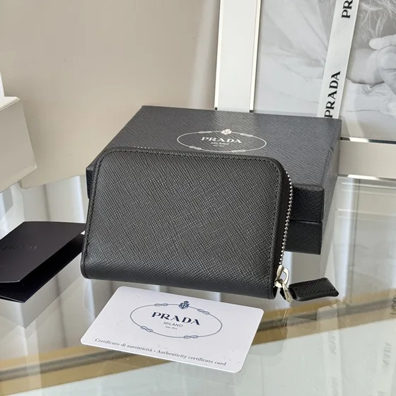 Prada Saffiano Pelle Zip Card Case Nero Card Holder