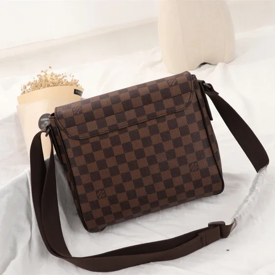 Louis Vuitton District Marrom Crossbody