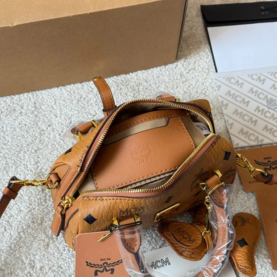 MCM Essential Visetos Mini Boston Cognac Topphandtag