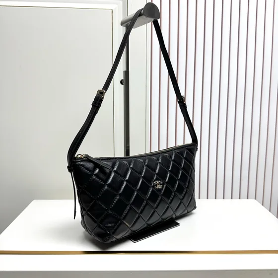 Chanel Quilted Diamond Hobo Schwarz Hobo